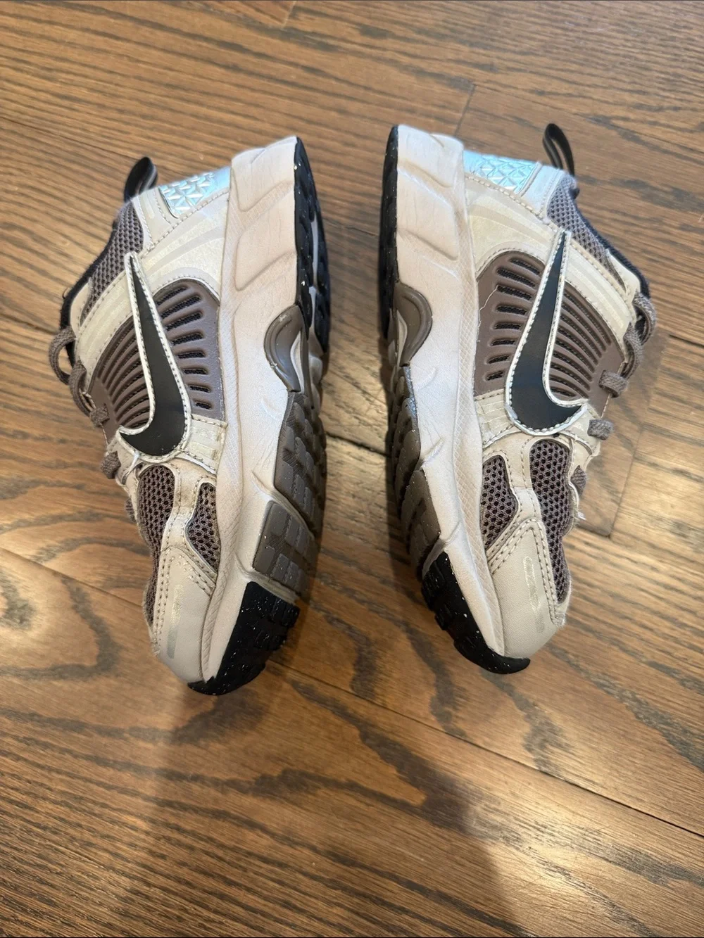 Nike Kids black  and Gray Vomero 5 Sneakers